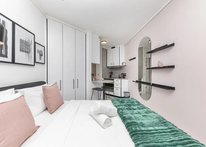 508 The Flamingo Central Netflix Aircon