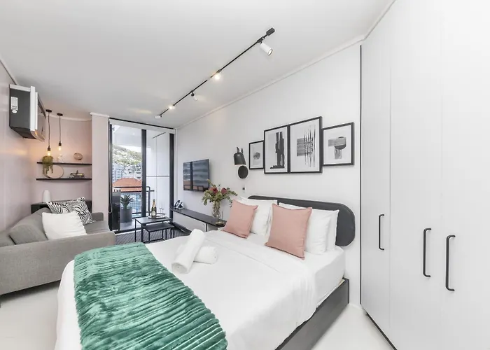 508 The Flamingo Central Netflix Aircon